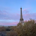 With Eiffel Tower View Apartament *