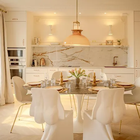 With Eiffel Tower View Παρίσι