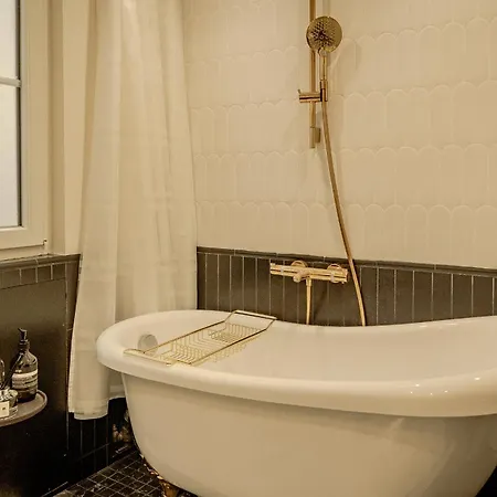 With Eiffel Tower View Παρίσι