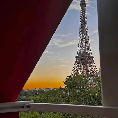 Apartment With Eiffel Tower View