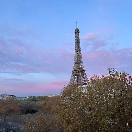 With Eiffel Tower View Apartment *
