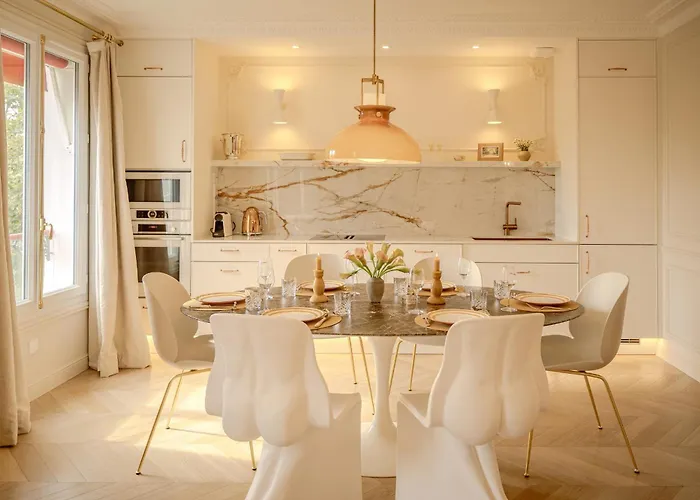 With Eiffel Tower View パリ