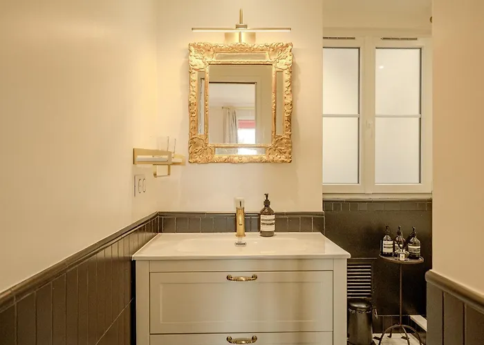 With Eiffel Tower View アパート