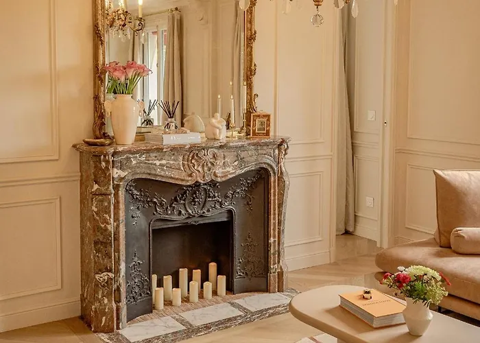 With Eiffel Tower View アパート *