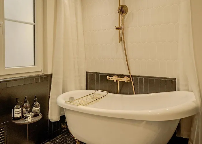 With Eiffel Tower View Parijs