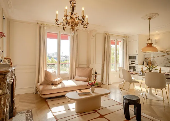 With Eiffel Tower View * パリ