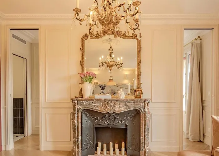 With Eiffel Tower View アパート