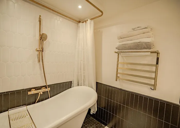 With Eiffel Tower View パリ