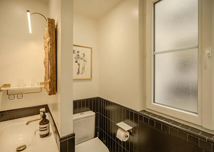 With Eiffel Tower View アパート