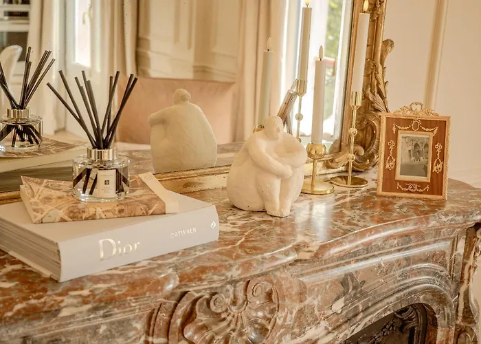 With Eiffel Tower View アパート *