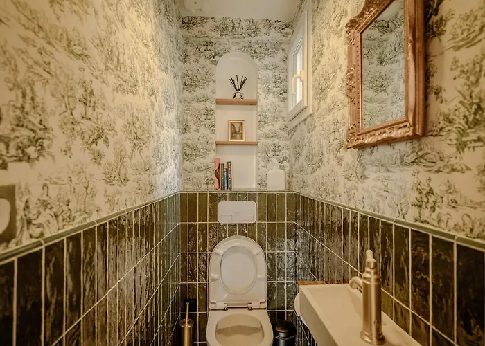 With Eiffel Tower View * パリ