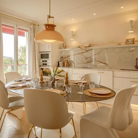 Apartament With Eiffel Tower View