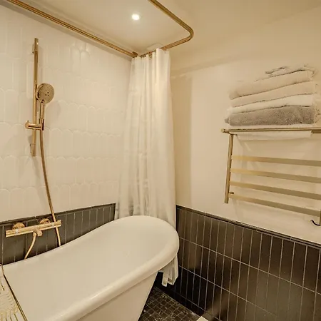 With Eiffel Tower View Paryż