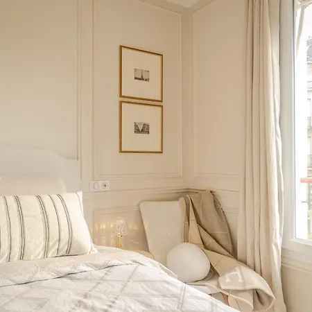 With Eiffel Tower View Apartamento