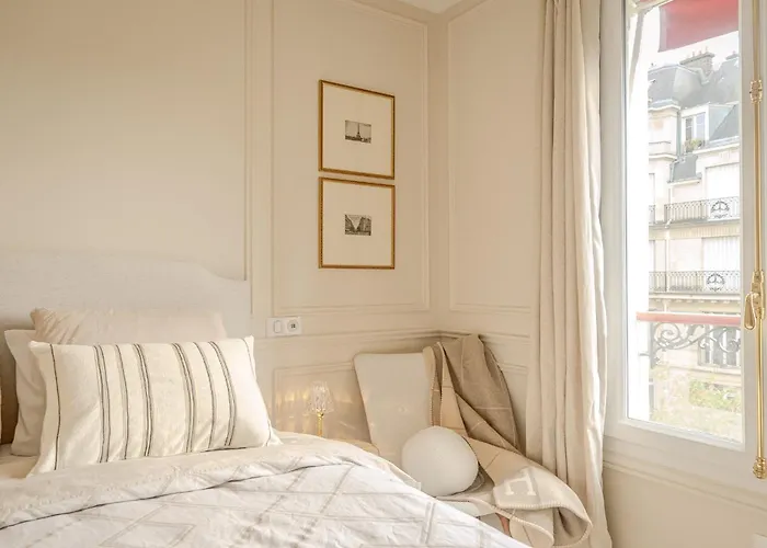 With Eiffel Tower View Apartamento